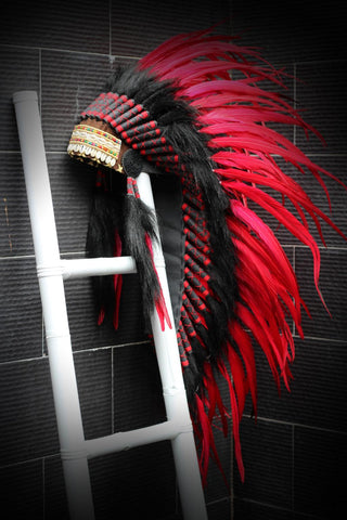 Y09 Tocado de plumas indias rojas medianas / Warbonnet de estilo nativo americano (36 pulgadas de largo)