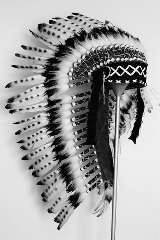 PRECIO REDUCIDO Y02 Tocado de plumas indio mediano blanco y negro (36 pulgadas de largo). Estilo nativo americano. Gorro de guerra