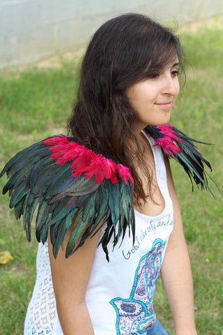 LISTO PARA HALLOWEEN. Plumas de las alas del hombro: rojas y negras.