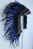 Y06 - Indio nativo americano, gorro de guerra, tocado de plumas azul eléctrico mediano (36 pulgadas de largo).